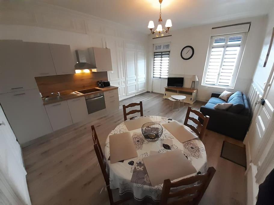 salon ze stołem i kuchnią w obiekcie Appartement Le Michel-Ange w mieście Mers-les-Bains