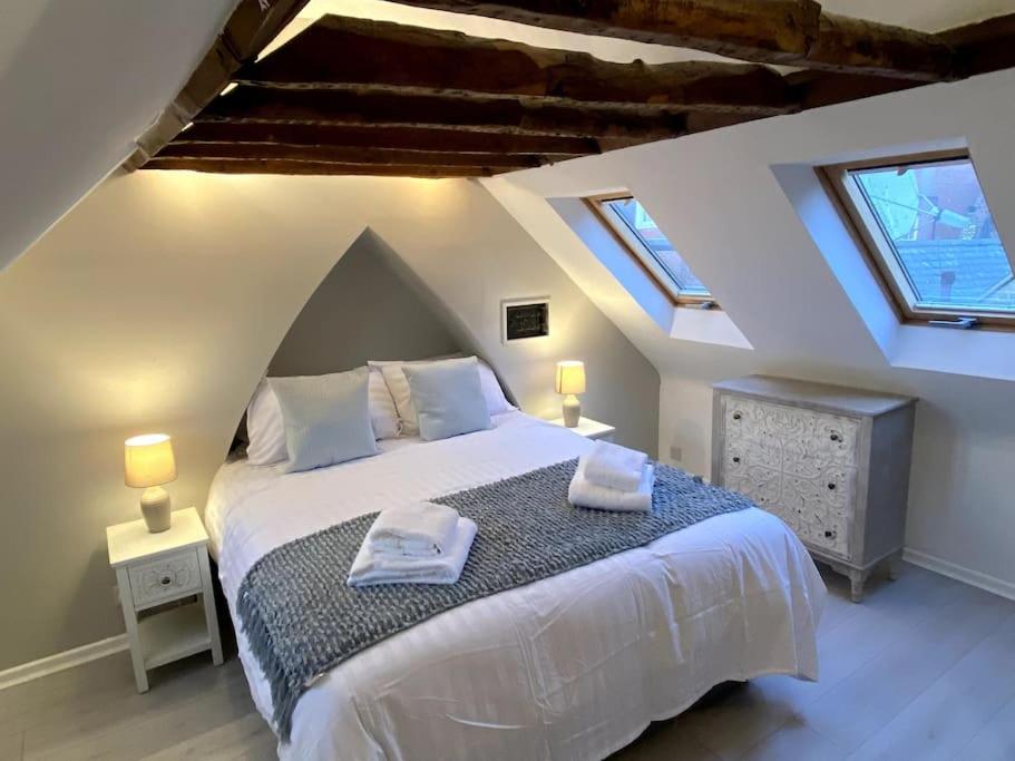 Llit o llits en una habitació de The Lost Lobster - 2 bedroom cottage with parking