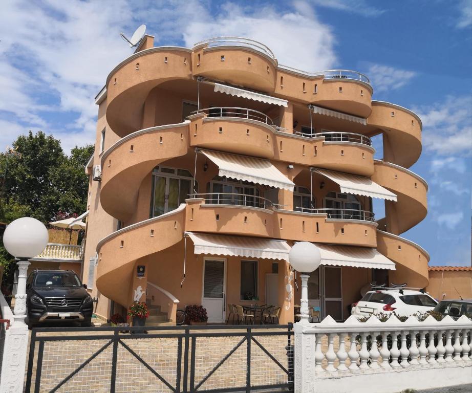 un edificio con coches estacionados frente a él en Apartments Montenegrina, en Ulcinj