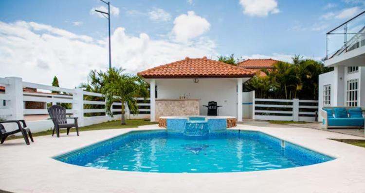 uma piscina no quintal de uma casa em Hermosa Casa de Playa em Nueva Gorgona