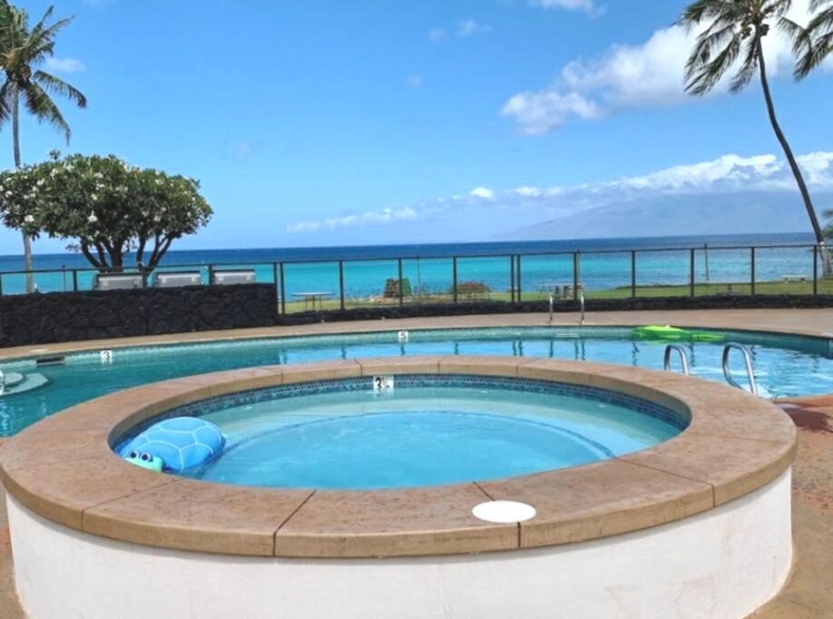 Bazén v ubytování Coral Cove-Poolside Condo and Panoramic Ocean View nebo v jeho okolí