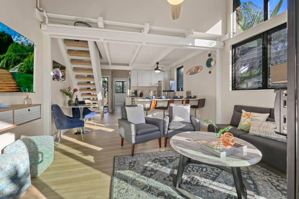 Posezení v ubytování Coral Cove-Poolside Condo and Panoramic Ocean View