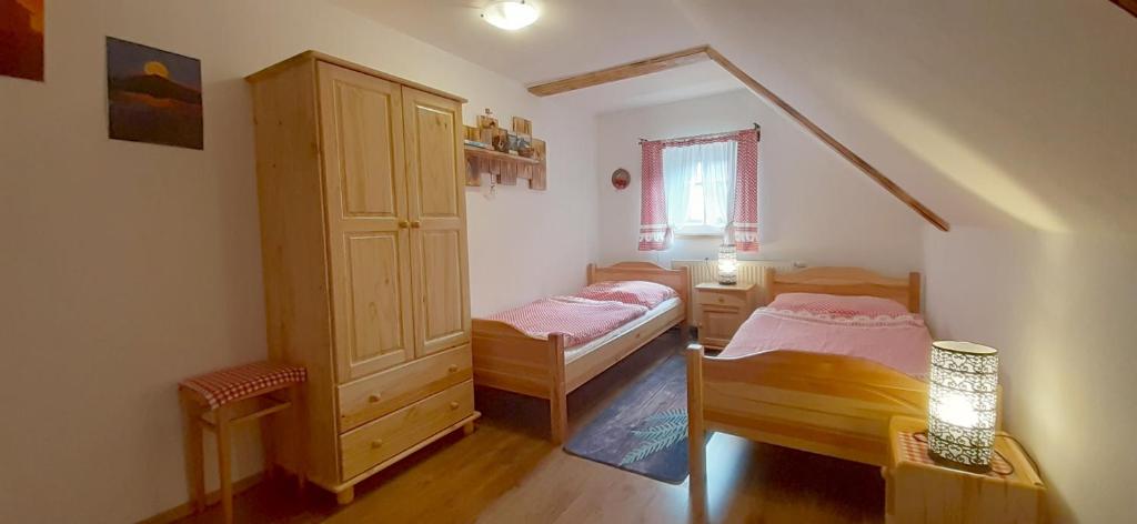 Postel nebo postele na pokoji v ubytování Chalupa Čistá v Krkonoších 8