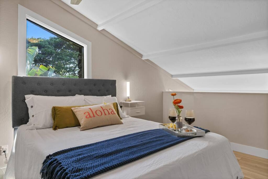 Postel nebo postele na pokoji v ubytování Coral Cove-Poolside Condo and Panoramic Ocean View