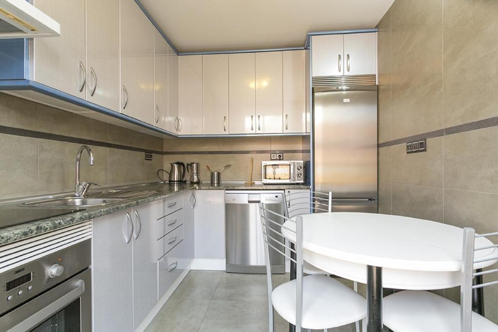 Kuchyň nebo kuchyňský kout v ubytování Apartments Center Madrid