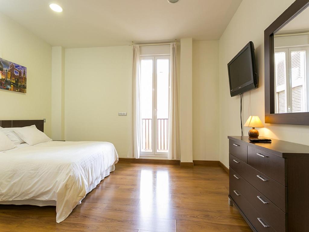 Postel nebo postele na pokoji v ubytování Apartments Center Madrid