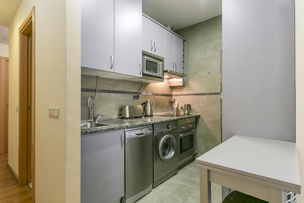 Kuchyň nebo kuchyňský kout v ubytování Apartments Center Madrid