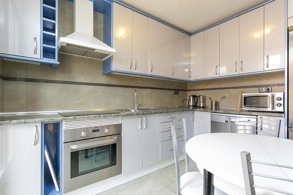 Kuchyň nebo kuchyňský kout v ubytování Apartments Center Madrid