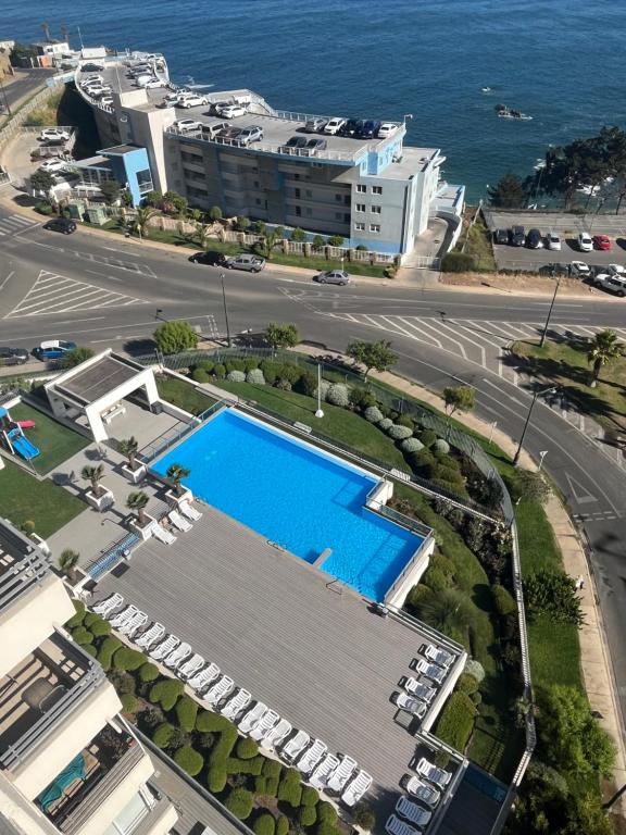 uma vista aérea de um resort com uma piscina em Cómodo, relajante e ideal em Concón