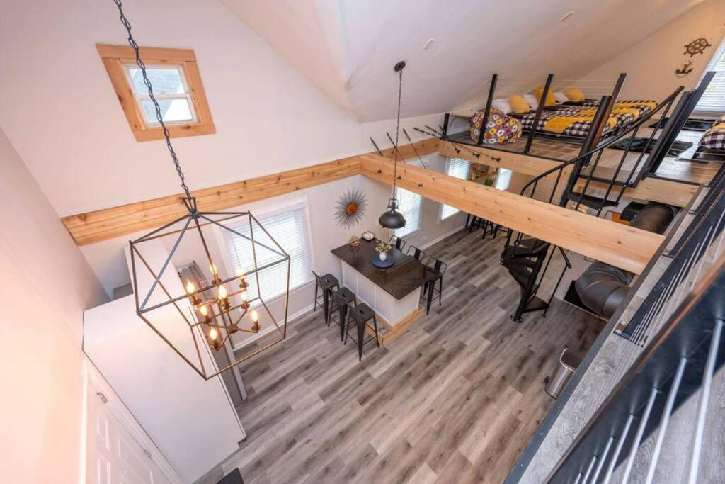 een woonkamer en een keuken met een loft bij Family Beach Retreat w/Fun Loft Space, Firepit in Michigan City
