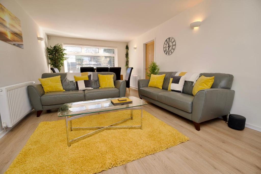 uma sala de estar com dois sofás e uma mesa de centro em Dashing 4Bed Retreat - Walk to Stratford Town Centre & Shakespeare's Birthplace em Stratford-upon-Avon