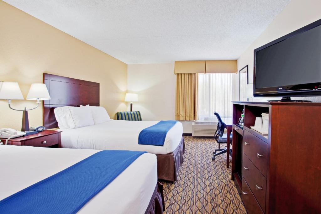 Cette chambre comprend 2 lits et une télévision à écran plat. dans l'établissement Holiday Inn Express Scottsdale North, an IHG Hotel, à Scottsdale
