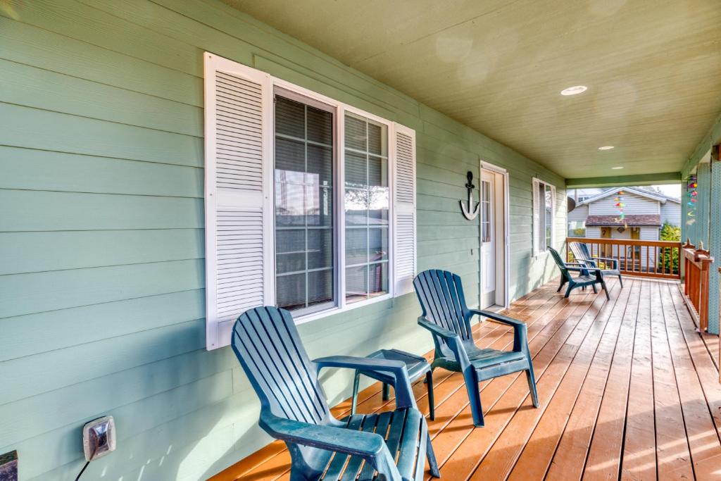 twee blauwe stoelen op de veranda van een huis bij Rockaway Retreat in Rockaway Beach