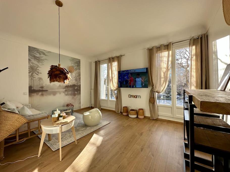 un salon avec un canapé et une table dans l'établissement Le LUTZ, à Nîmes