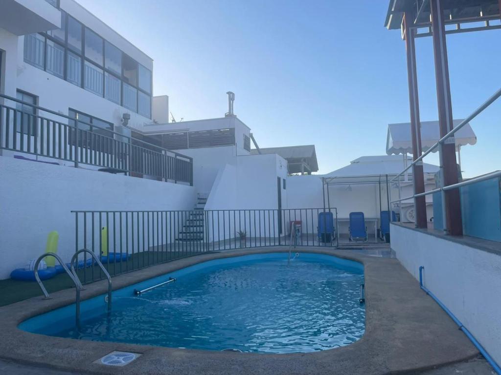 a swimming pool in front of a building at La Casa Blanca Departamento 1 in Coquimbo