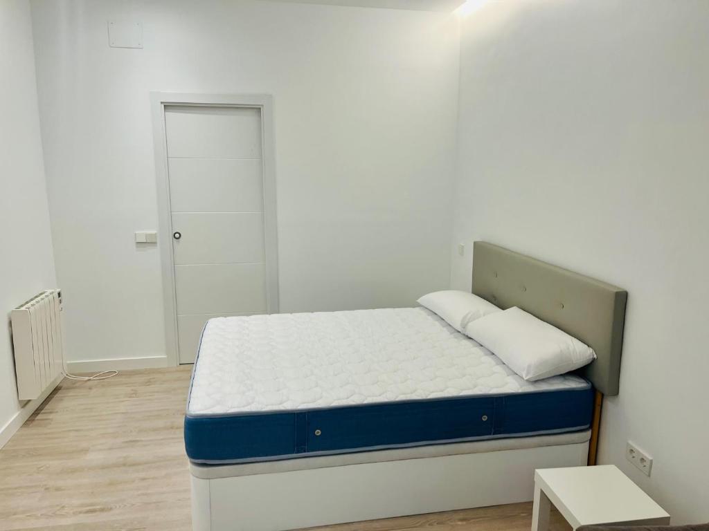 Postel nebo postele na pokoji v ubytování PISOS NUEVOS MONCLOA ARGUELLES
