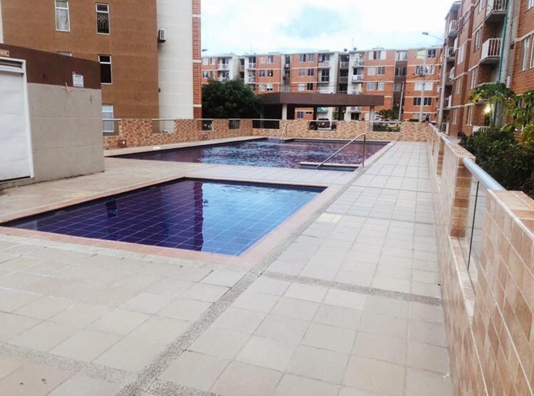 uma piscina no meio de um edifício em APARTAMENTO AMOBLADO em Barranquilla