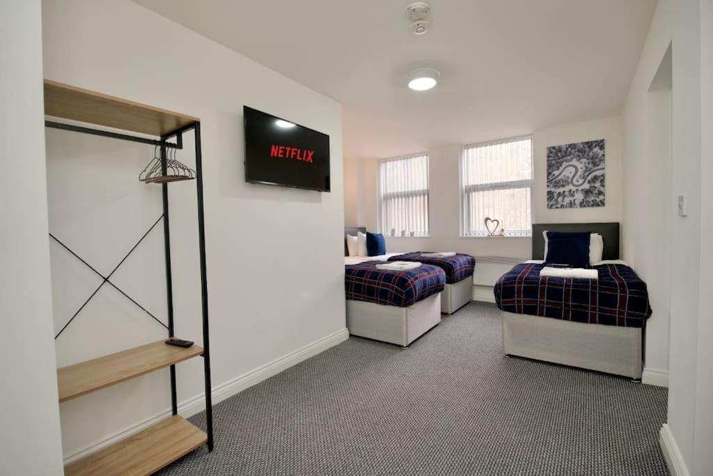 Postel nebo postele na pokoji v ubytování Gosford Park Studio 6 - Coventry