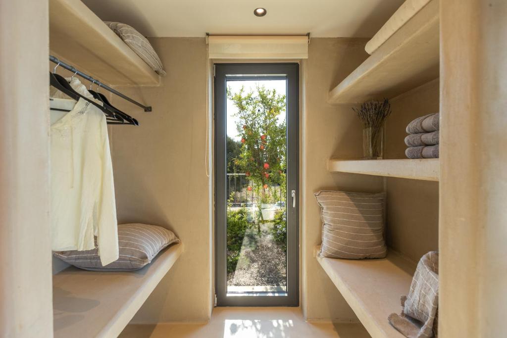 Postel nebo postele na pokoji v ubytování Apeiron Villas