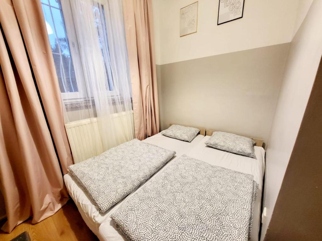 Posteľ alebo postele v izbe v ubytovaní Tanie spanie Wilda - Zameldowanie bezobsługowe -