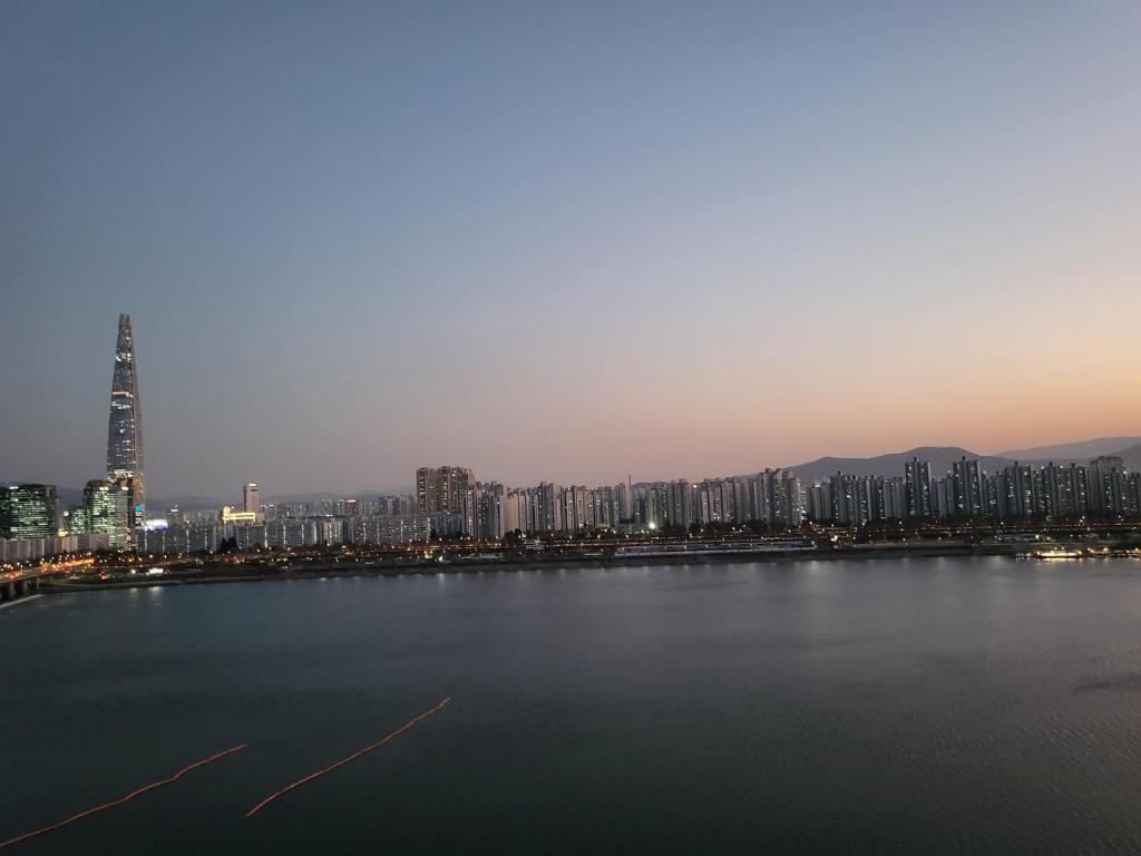 een uitzicht op een stad met een grote hoeveelheid water bij Hangang River view Apartment in Seoul