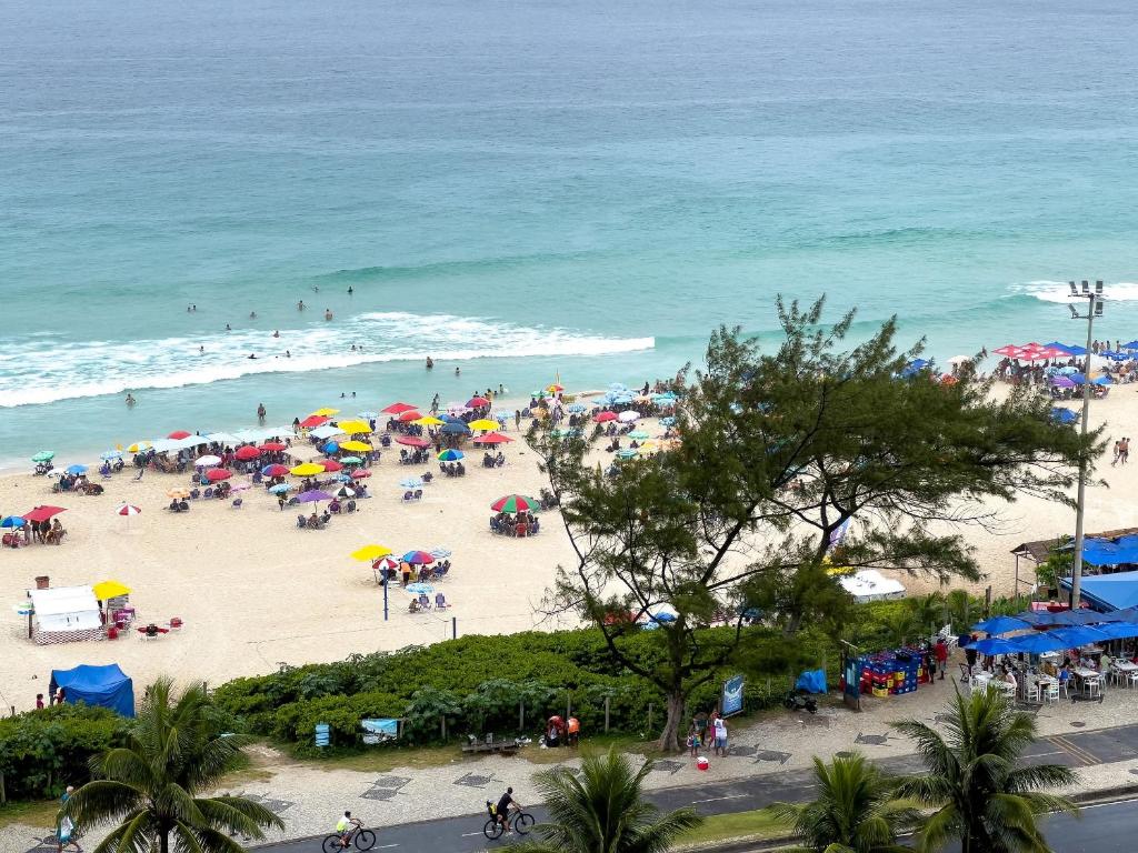 una vista aérea de una playa con personas y sombrillas en Apart Hotel Barra Palace com Vista Mar e Varanda B1-004, en Río de Janeiro