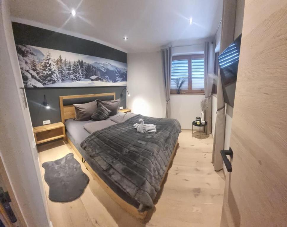 een slaapkamer met een groot bed in een kamer bij Appartement Krismer in Fügen