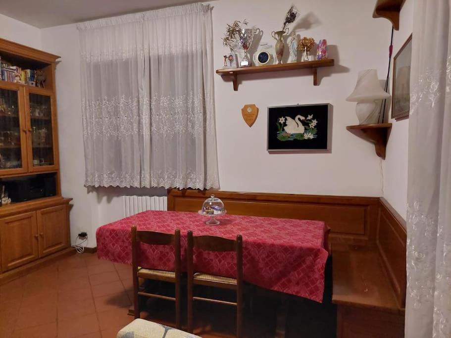 comedor con mesa y mantel rojo en casa da Susi, en Camaiore