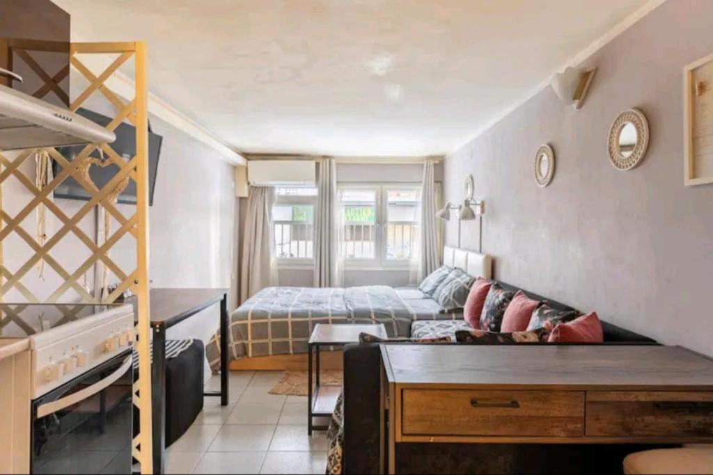 salon z łóżkiem piętrowym i kanapą w obiekcie Liva Studio center Thessaloniki, Agias Sofias w Salonikach