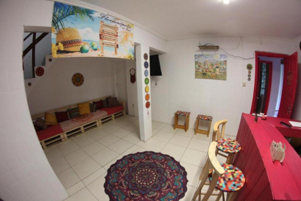 ein Wohnzimmer mit einem roten Tisch und Stühlen in der Unterkunft Amares Hostel in Florianópolis