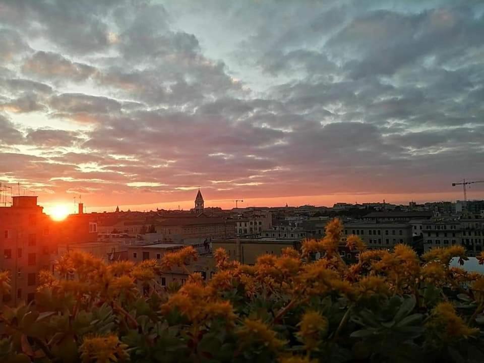vistas a una ciudad con puesta de sol en San Lorenzo Apartment, en Roma