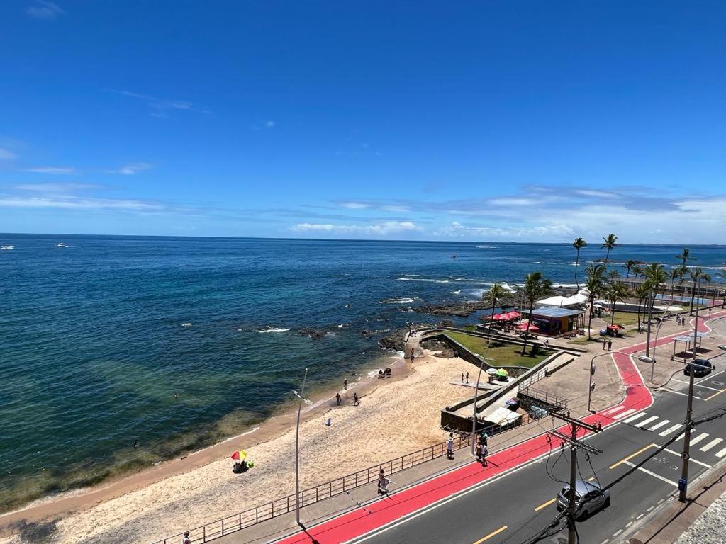 una calle junto a una playa con el océano en Flat Píer Sul Ondina, en Salvador