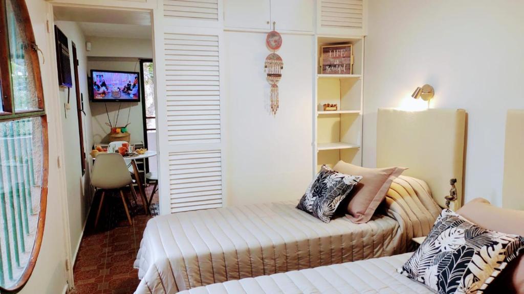 Habitación con cama y escritorio con TV. en DEPARTAMENTO San Jorge en Mendoza