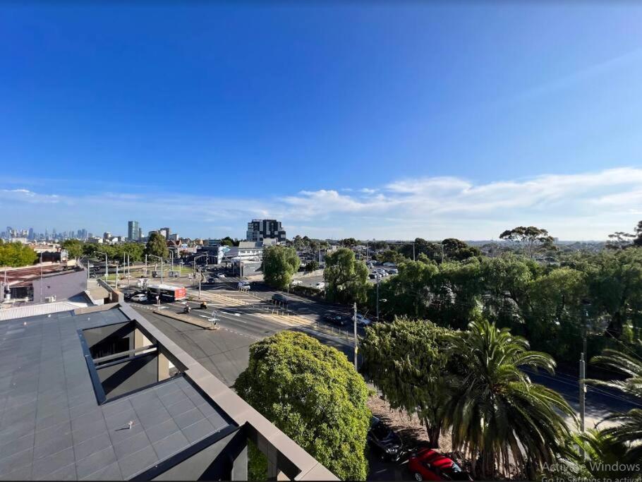 widok na miasto z dachu budynku w obiekcie 1 Bed apartment in Essendon w Melbourne