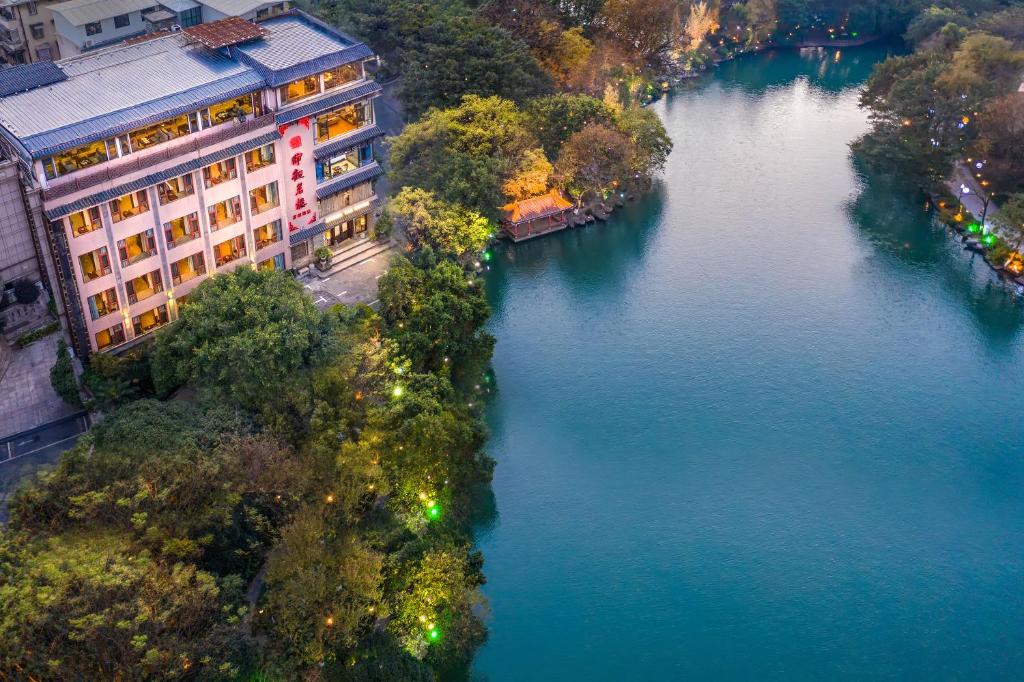 une vue aérienne sur un bâtiment à côté d'une rivière dans l'établissement Aroma Tea House Former Jing Guan Ming Lou Museum Hotel, à Guilin