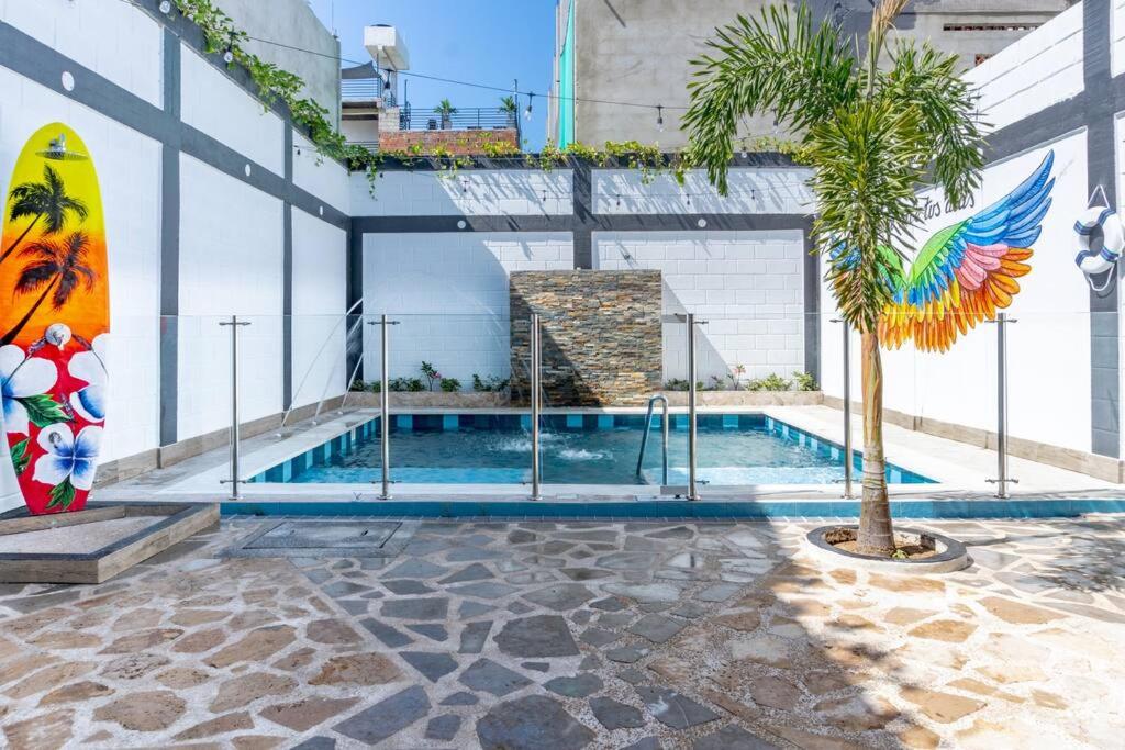 basen z deską surfingową na boku budynku w obiekcie COZY, Apartamento a solo 10 minutos Caminando a Playa Dormida, con Piscina y Parqueadero. w mieście Santa Marta