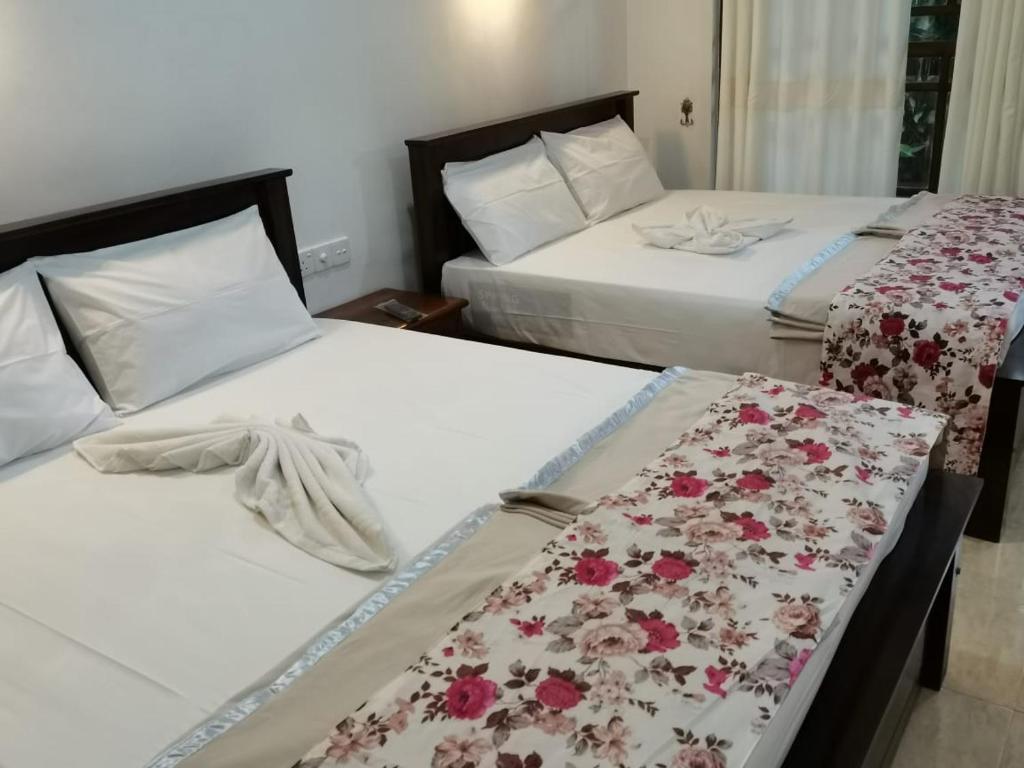 Postel nebo postele na pokoji v ubytování Kandy Moon Hills Hotel