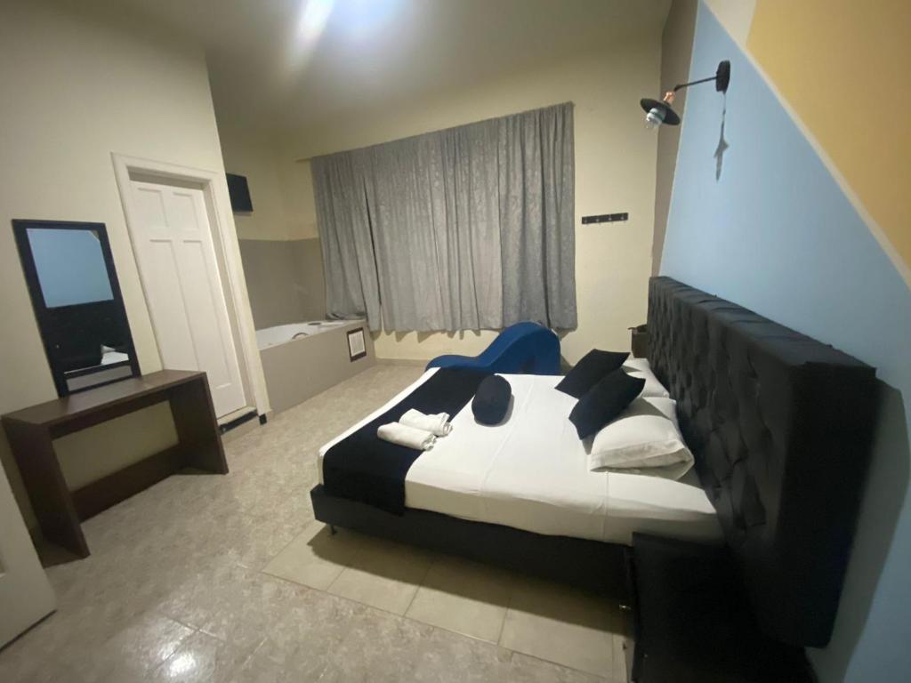 Postel nebo postele na pokoji v ubytování HOTEL CALLE REAL SUITE