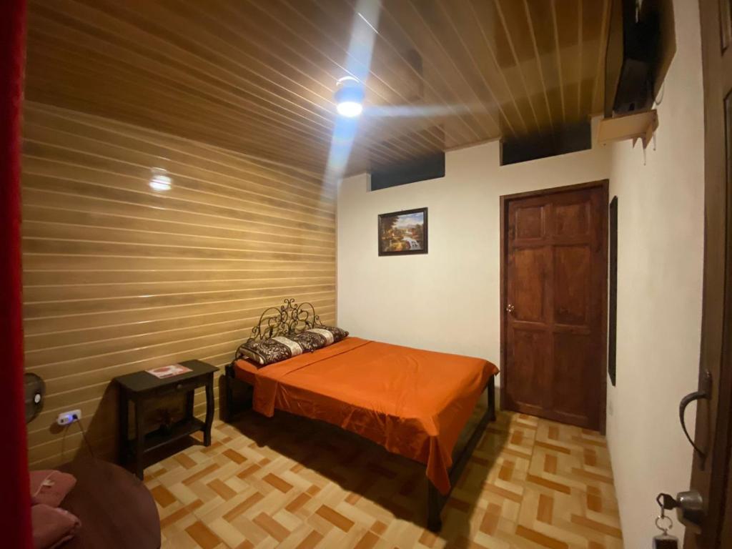 1 dormitorio pequeño con 1 cama en una habitación en Nambí Rooms, en Nambí