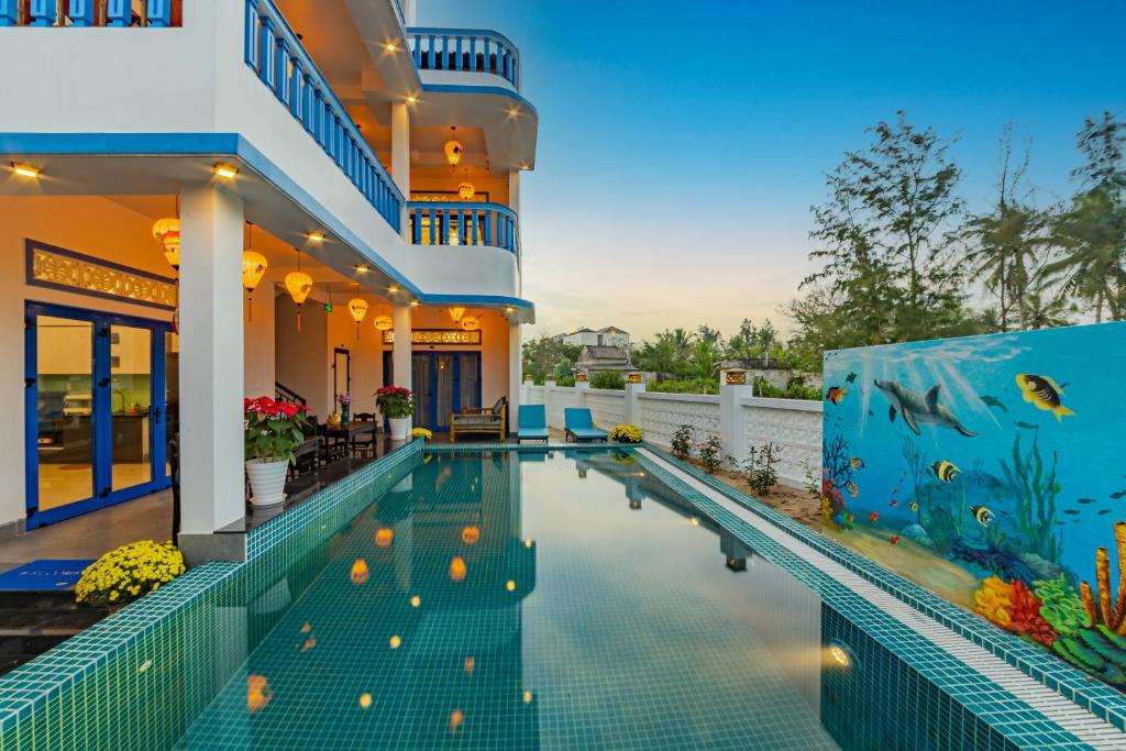 uma piscina interior numa casa com um aquário em LOCAL BEACH FRONT VILLAS em Tân Thành (1)