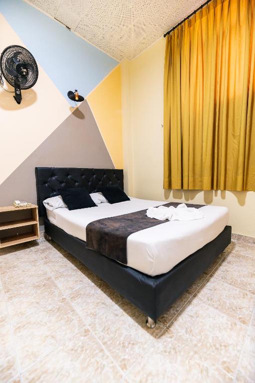 Postel nebo postele na pokoji v ubytování HOTEL CALLE REAL SUITE