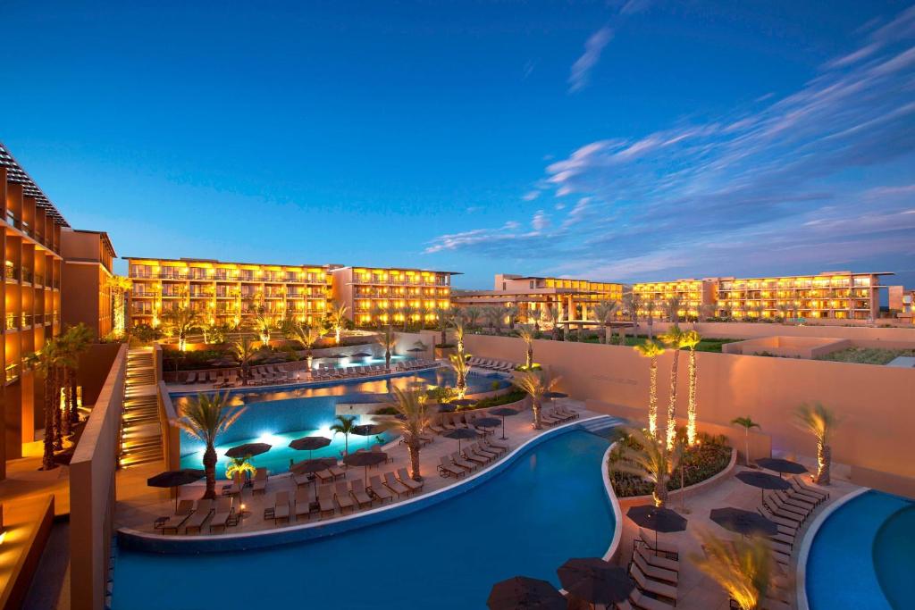 - une vue sur un hôtel avec une piscine et un complexe dans l'établissement JW Marriott Los Cabos Beach Resort & Spa, à San José del Cabo