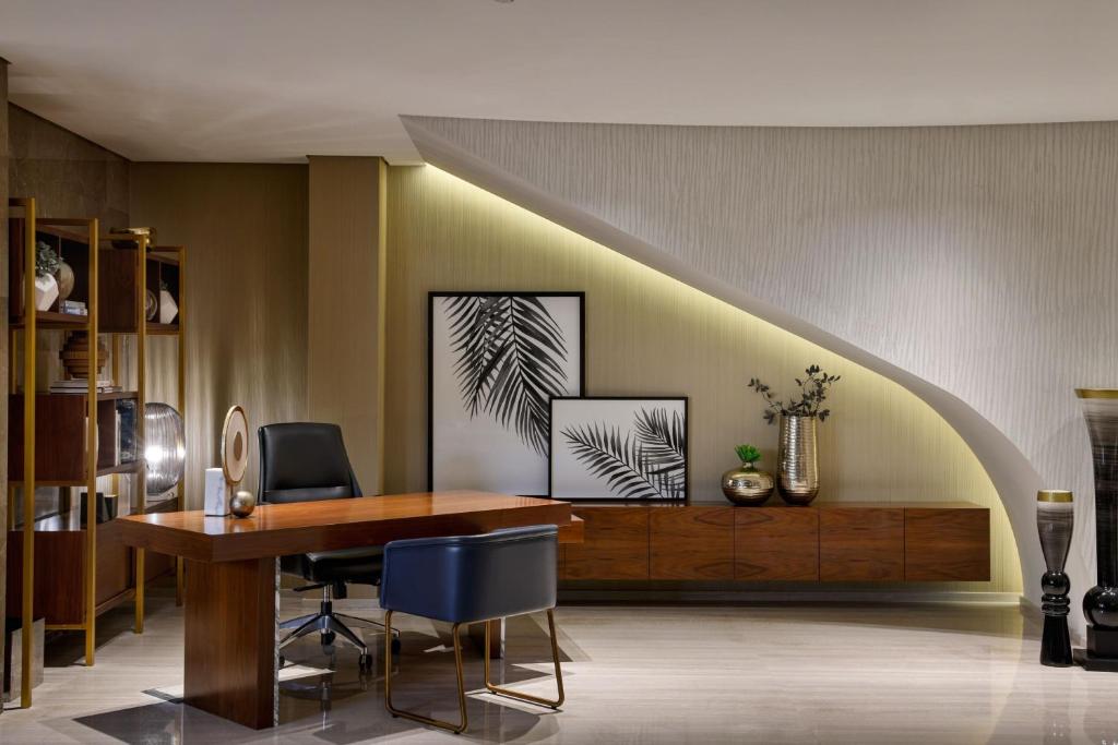 Le Méridien Dubai Hotel & Conference Centre - Royal Suite, Executive Lounge Access, Afternoon Tea, Happy Hours And Airport Transfers, 1 King, Garden View