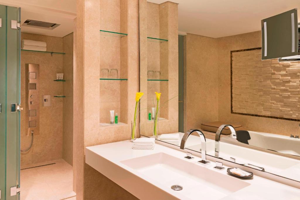 Le Méridien Dubai Hotel & Conference Centre - Resim 41