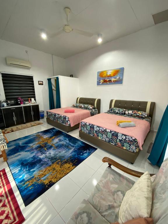 um quarto com três camas e um sofá em Heaven republic Studio em Kangar