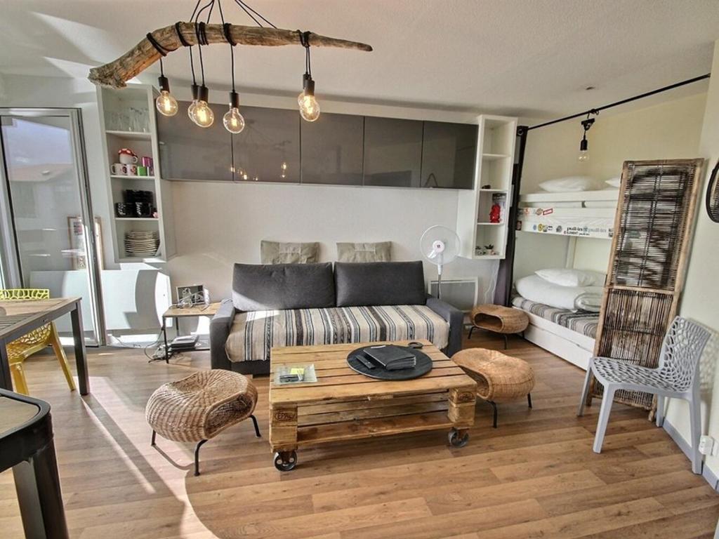 ein Wohnzimmer mit einem Sofa und einem Couchtisch in der Unterkunft Appartement Soorts-Hossegor, 2 pièces, 6 personnes - FR-1-413-184 in Soorts-Hossegor
