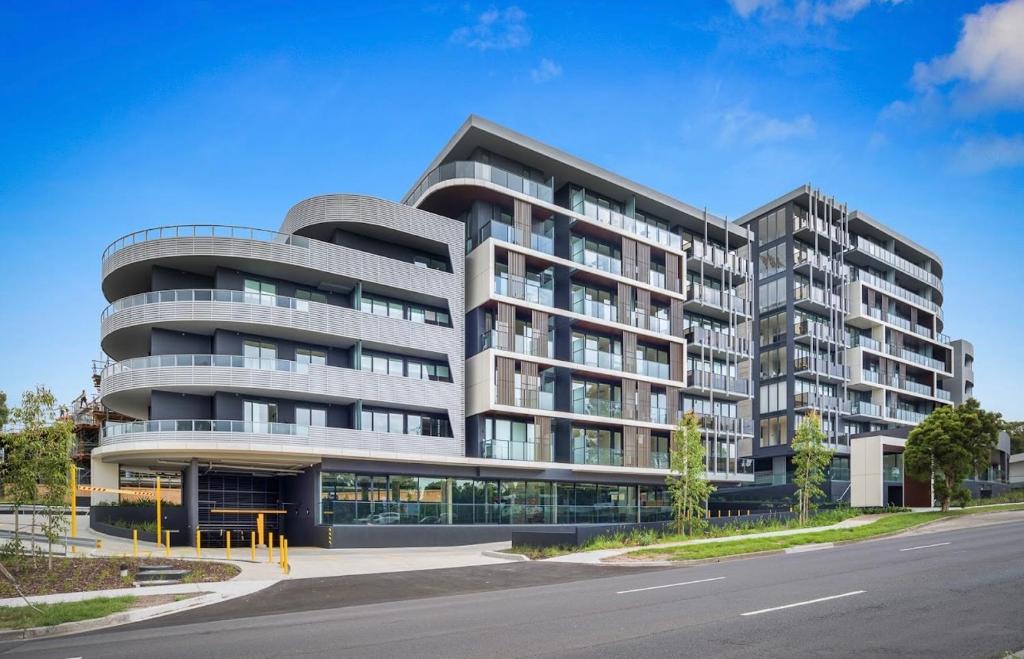 un gran edificio de apartamentos en el lateral de una calle en Bright Bundoora Apartments, en Melbourne
