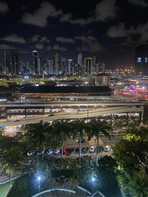 Una ciudad de noche con tráfico en un estacionamiento en Ap climatizadoBoa Viagem, en Recife