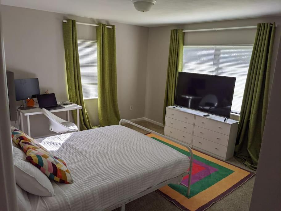een slaapkamer met een bed en een flatscreen-tv bij Perfect Fun House to Visit Theme Parks in Lake Alfred