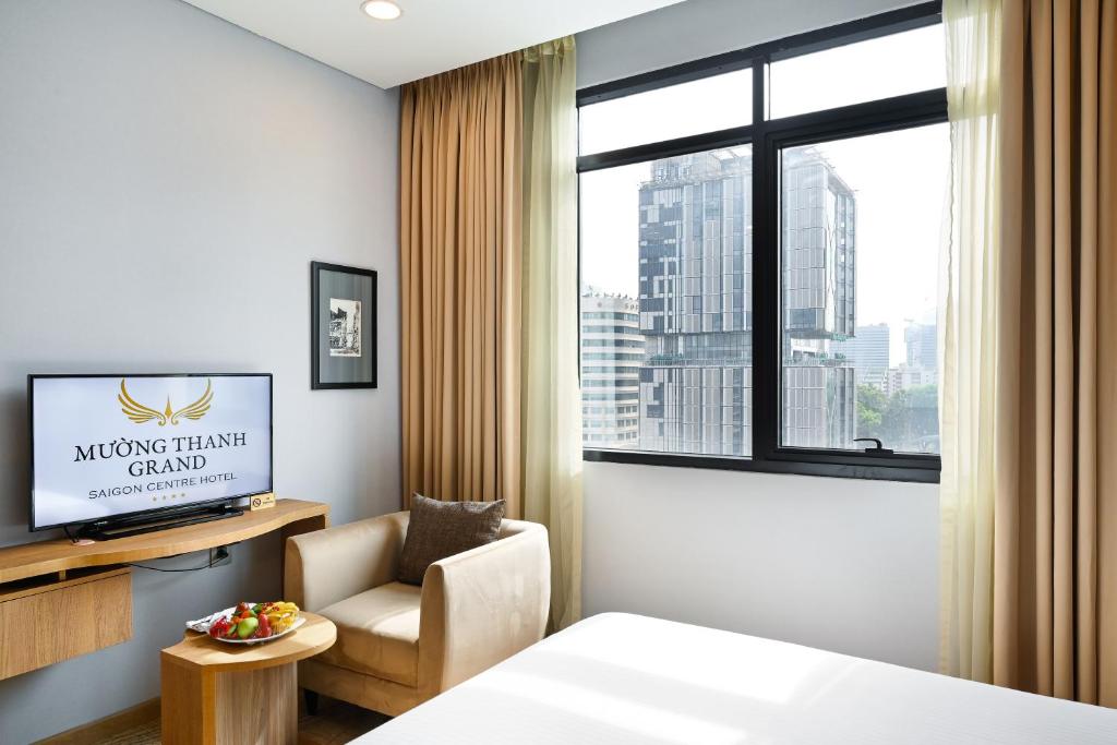 Muong Thanh Grand Saigon Centre Hotelにあるテレビまたはエンターテインメントセンター